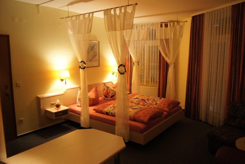 Hotel "Drei Rosen" Ohg Regina & Hans - Peter Fassbinder Leinefelde-Worbis Εξωτερικό φωτογραφία